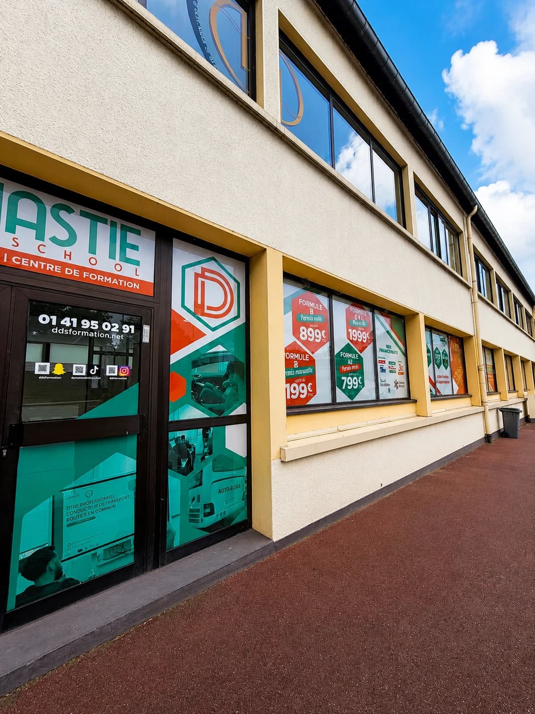 Devanture de l'agence Dynastie Drive School de Joinville-le-Pont